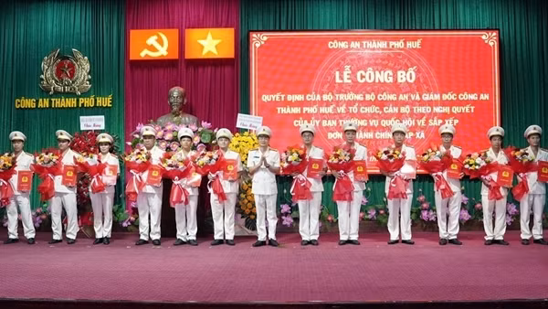 Công bố Quyết định của Bộ trưởng Bộ Công an về thành lập 40 Công an xã, phường của TP Huế