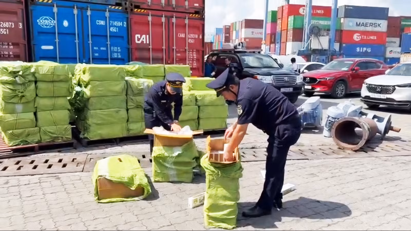 Phát hiện, bắt giữ vụ xuất lậu thuốc lá trị giá hơn 2,5 tỷ đồng và 5kg ma tuý -0