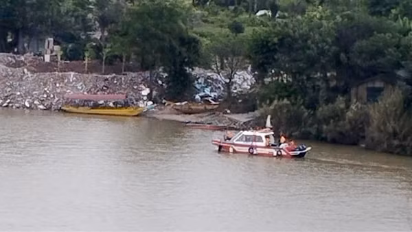 Nam thanh niên bất ngờ nhảy cầu Nhật Tân xuống sông Hồng