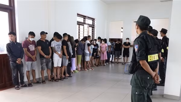 40 nam nữ “dính” ma túy trong quán karaoke