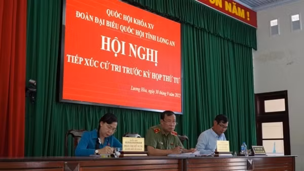 Đồng chí Lê Tấn Tới tiếp xúc cử tri ở Long An
