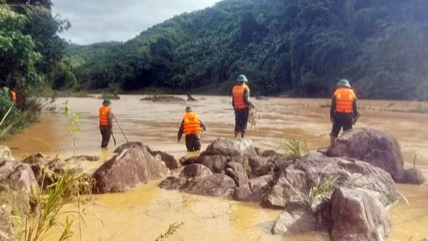 Lội sông Bung khi thủy điện xả lũ, 1 người mất tích