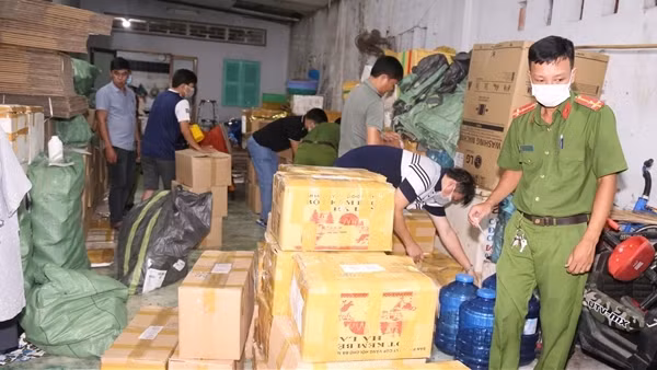 Triệt phá vụ pha chế, đóng gói thuốc nuôi trồng thủy sản giả lớn