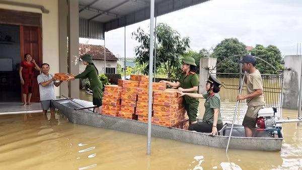 Kịp thời hỗ trợ người dân khó khăn trong lũ lụt