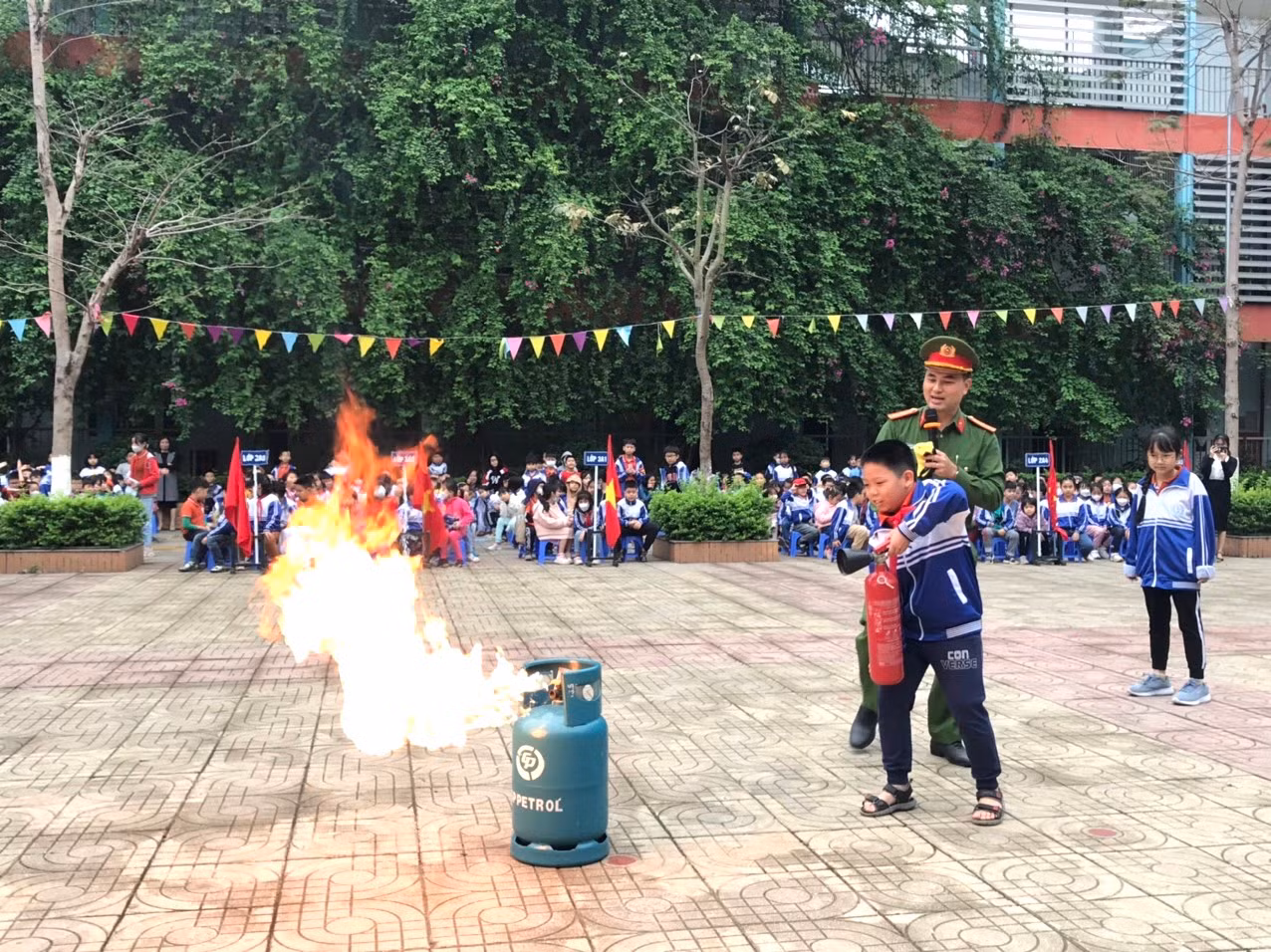 Hơn 1.000 học sinh tiểu học tham gia tập huấn kỹ năng PCCC và cứu nạn -0