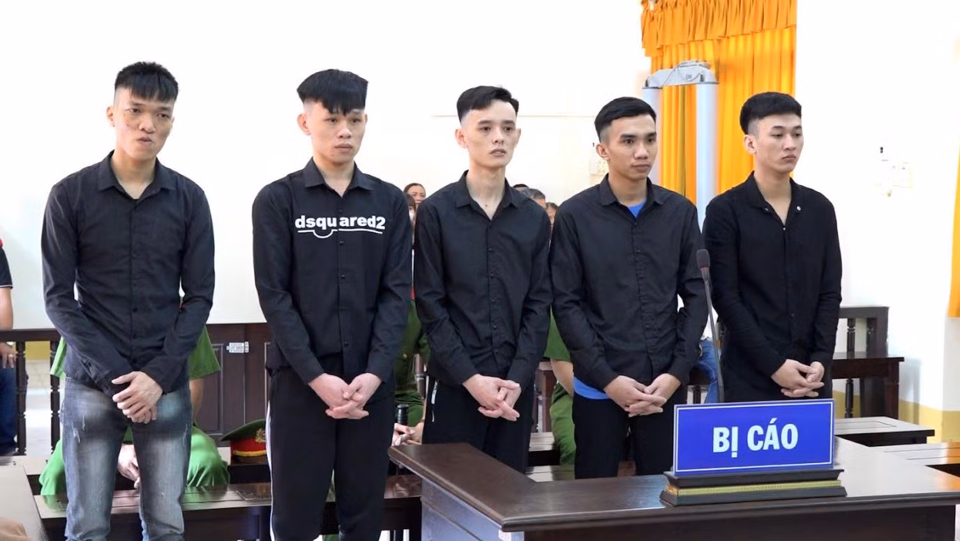 Chém người suýt mất mạng, 5 bị cáo chia nhau 73 năm tù -0