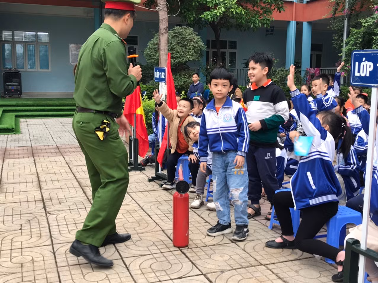 Hơn 1.000 học sinh tiểu học tham gia tập huấn kỹ năng PCCC và cứu nạn -0