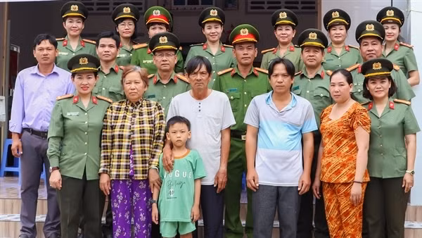 Hội Phụ nữ Cụm thi đua số 9 trao “Mái ấm hội viên” và tặng quà cho học sinh