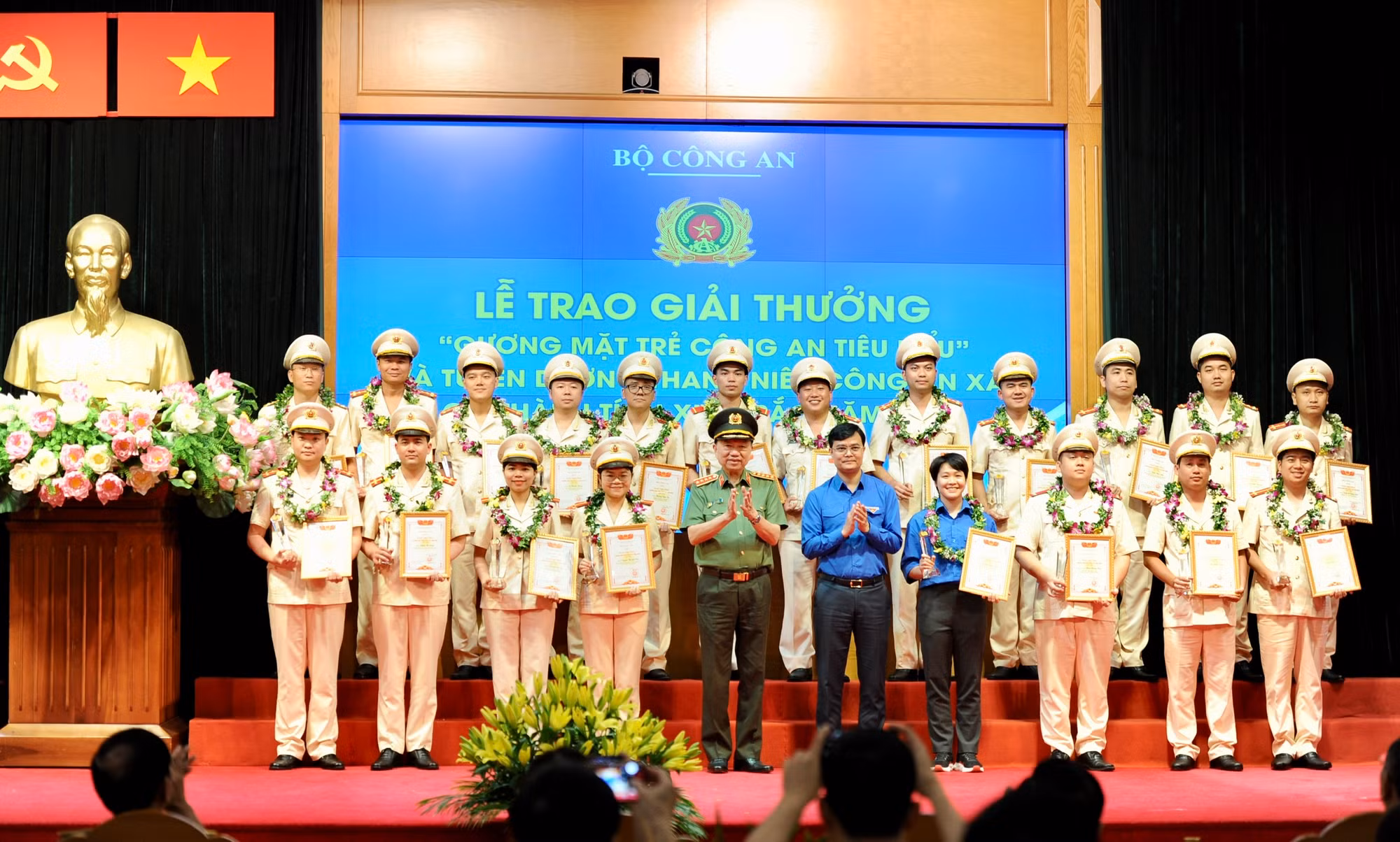 Trao tặng Giải thưởng “Gương mặt trẻ Công an tiêu biểu” và tuyên dương 75 gương thanh niên Công an xã có thành tích xuất sắc -1