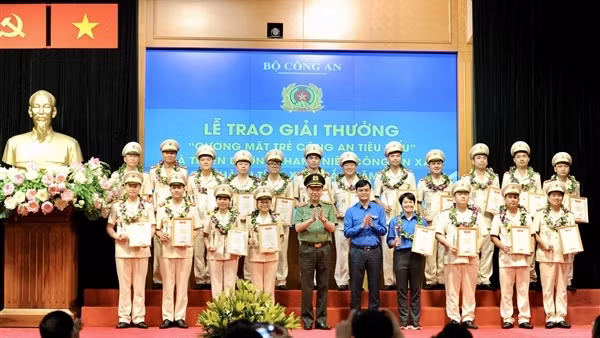 Trao tặng Giải thưởng “Gương mặt trẻ Công an tiêu biểu” và tuyên dương 75 gương thanh niên Công an xã có thành tích xuất sắc