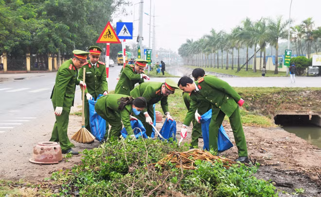 Cán bộ, chiến sỹ Công an có nhiều hoạt động tham gia bảo vệ môi trường.