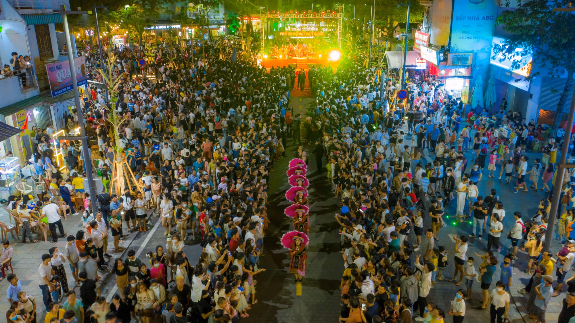 Hàng nghìn người “chen chân” trên tuyến phố đi bộ trăm tỷ ở Huế -1