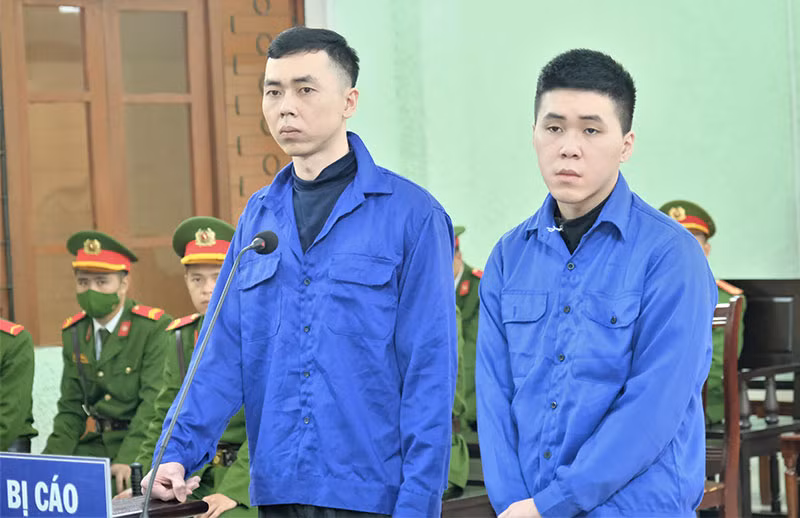 Đâm người vì cho là bị nhìn “đểu” khi hát karaoke, 2 thanh niên lĩnh 21 năm tù -0