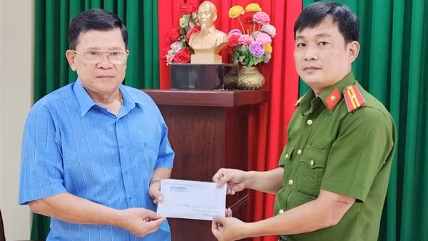 Người dân, doanh nghiệp khen ngợi tinh thần dũng cảm của Thiếu tá Nguyễn Thành Thi