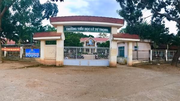 Nhận bóng bay từ người lạ ngoài cổng trường, hàng chục học sinh bị ngộ độc