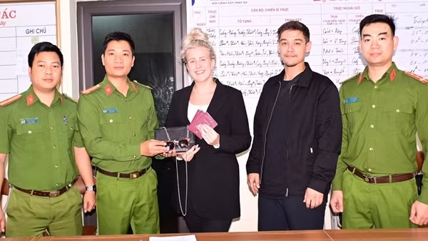 Trao trả tài sản cho công dân Hà Lan bị mất cắp