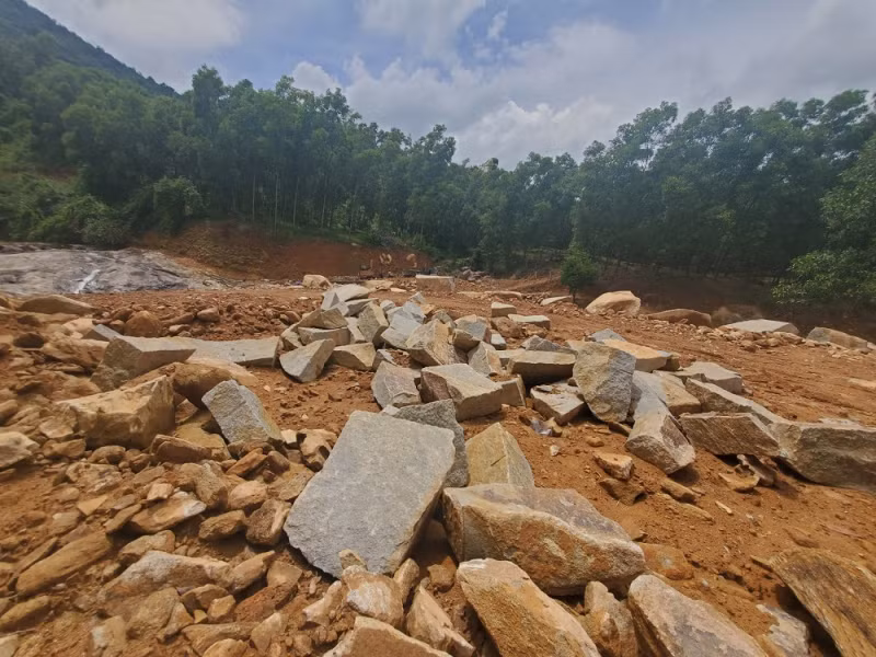 Tự ý chặn dòng suối, thu phí tham quan trái phép -0