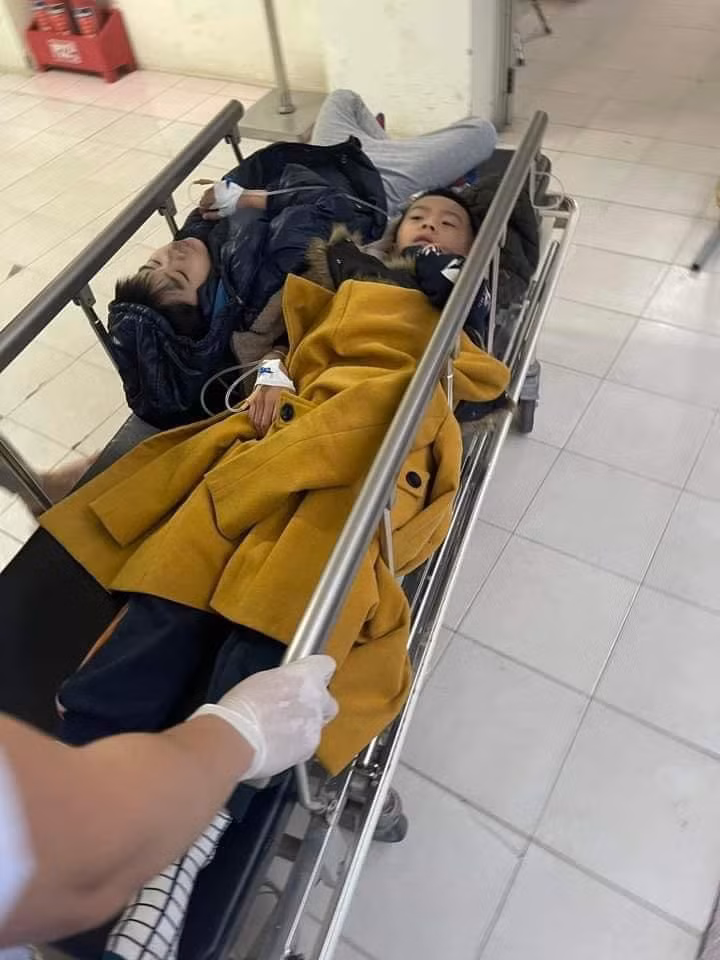 Hơn 50 học sinh trường Kim Giang bị ngộ độc, sức khoẻ giờ ra sao? -0