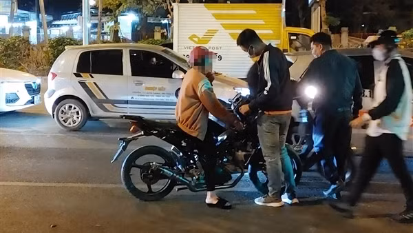 Quái xế "tắt tiếng"&nbsp;khi gặp Cảnh sát 141