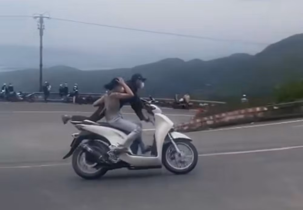 Cặp đôi điều khiển xe SH “làm xiếc” trên đèo Hải Vân là hai vợ chồng -0