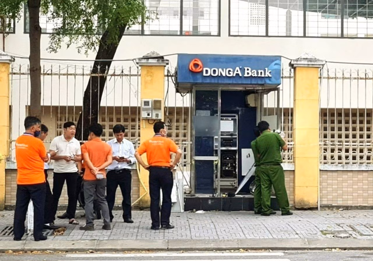 Định nhảy sông tự tử sau khi phá trụ ATM trộm két tiền -0