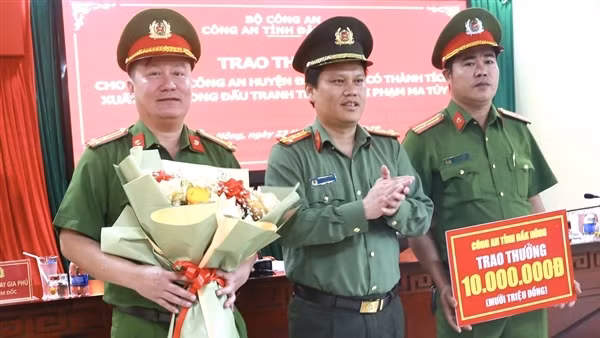 Khen thưởng Công an huyện Đắk Glong&nbsp;triệt phá vụ ma túy lớn