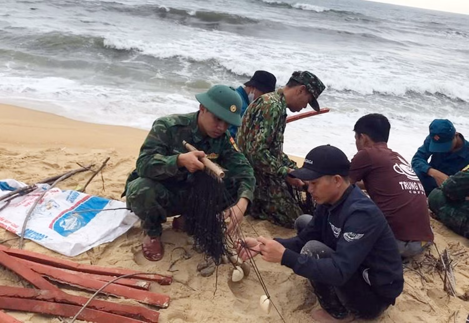 Đi thả lưới bắt cá, một ngư dân bị sóng cuốn trôi mất tích -0