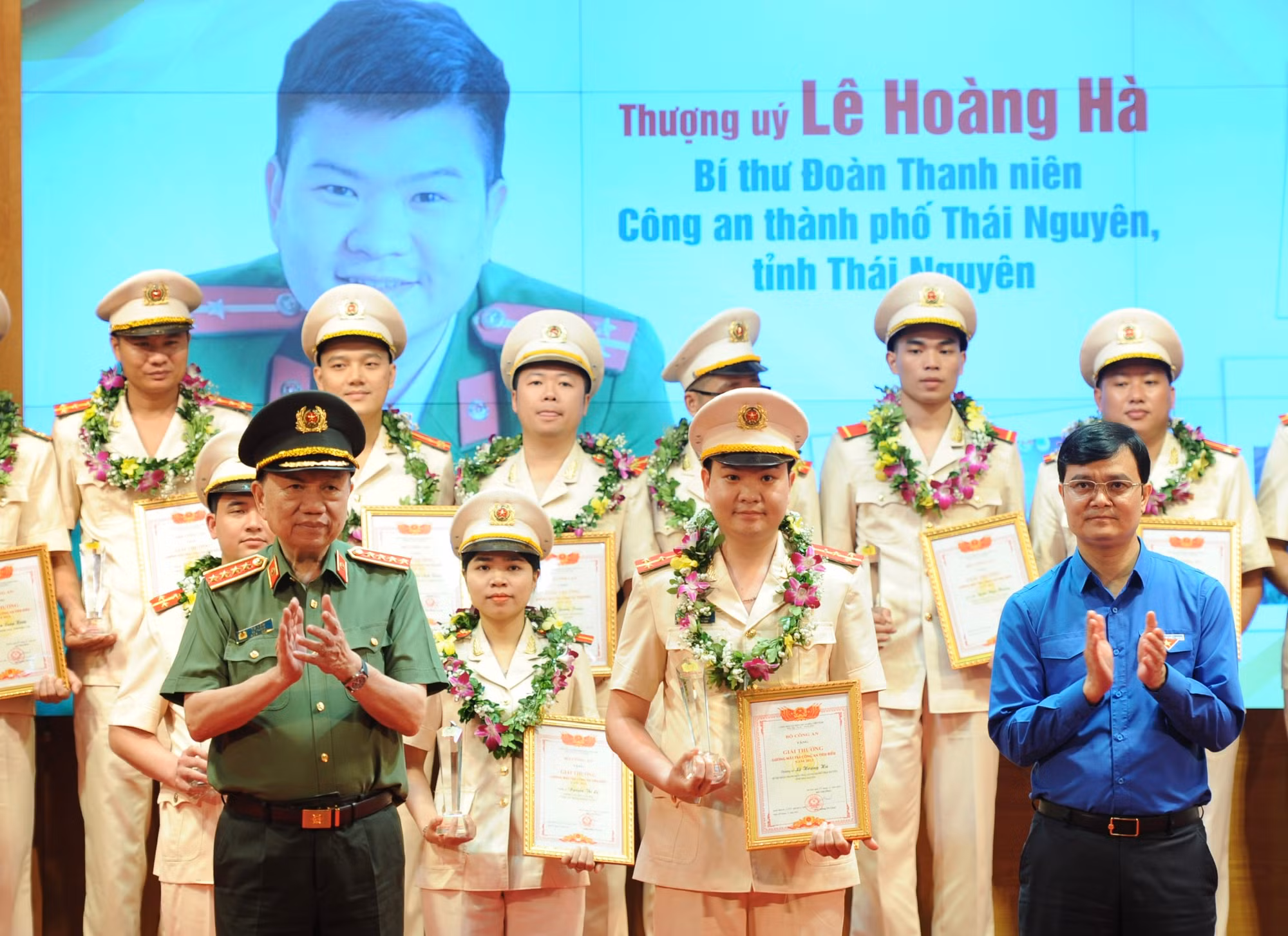 Trao tặng Giải thưởng “Gương mặt trẻ Công an tiêu biểu” và tuyên dương 75 gương thanh niên Công an xã có thành tích xuất sắc -0