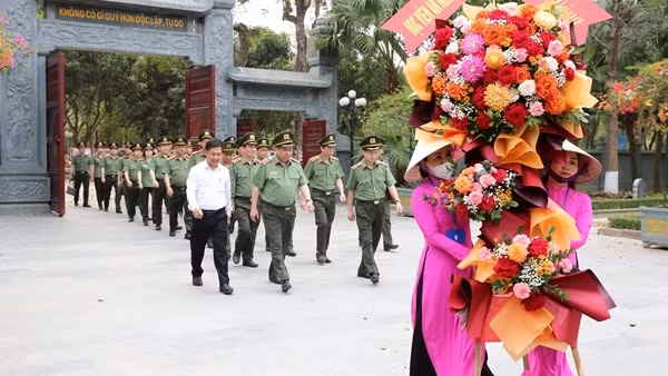 Học viện ANND về nguồn tại Khu di tích Kim Liên và tưởng niệm cố Bộ trưởng Trần Quốc Hoàn