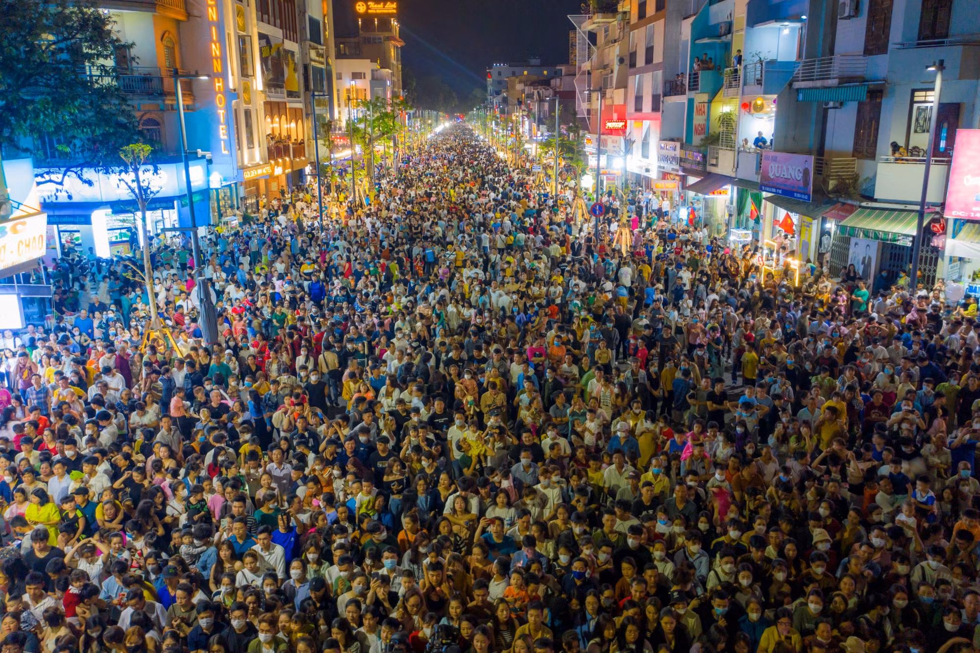 Hàng nghìn người “chen chân” trên tuyến phố đi bộ trăm tỷ ở Huế -0