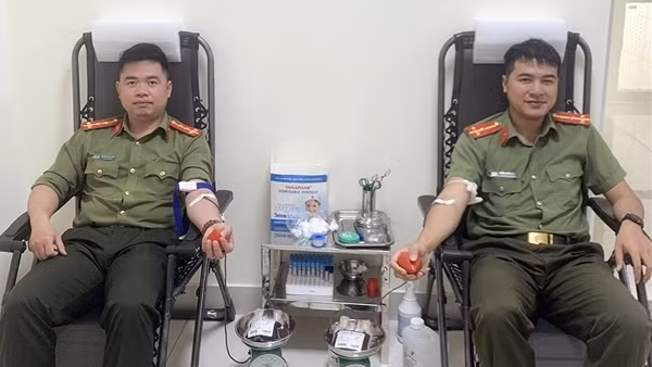 Hai chiến sĩ Công an Sơn La hiến máu cứu 2&nbsp;cháu bé trong cơn nguy kịch