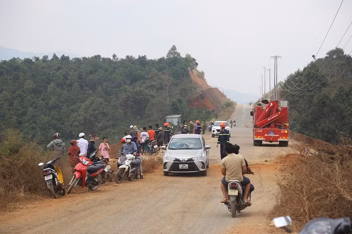 Xe con lao xuống vực 40m, hai ông cháu tử vong -0