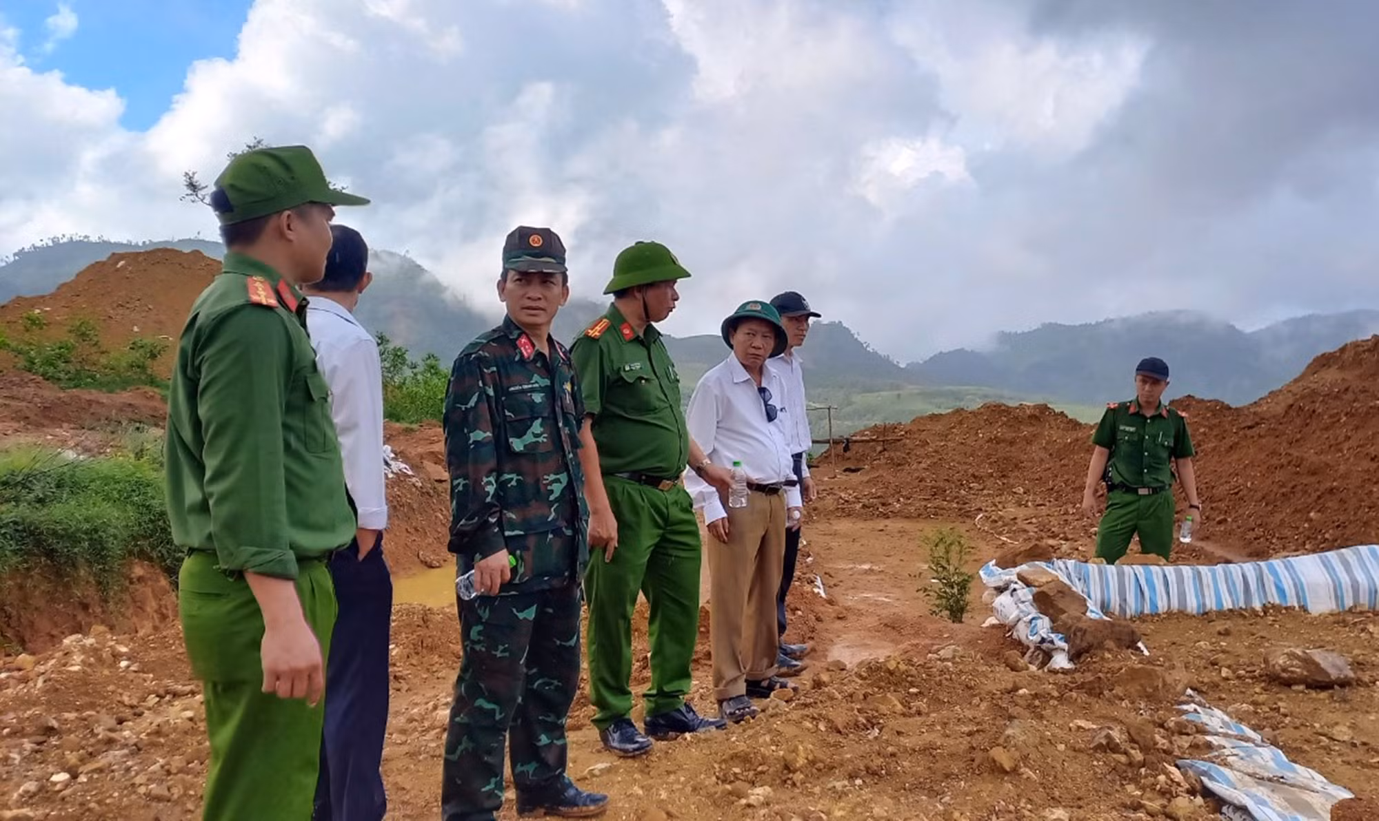 Lập chốt kiểm soát để ngăn “vàng tặc” tại Bồng Miêu -0