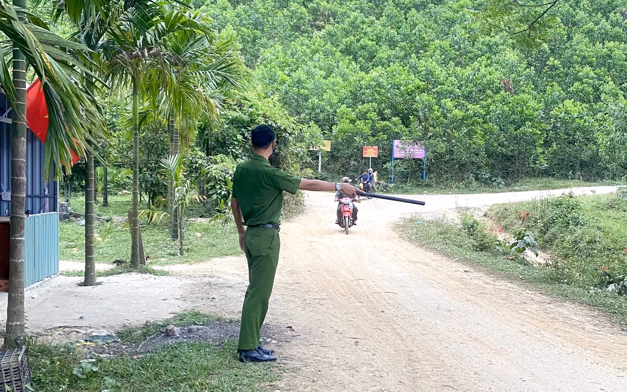 Lập chốt kiểm soát để ngăn “vàng tặc” tại Bồng Miêu -0