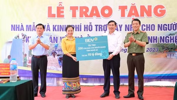 Bộ Công an trao nhà mẫu tặng các hộ nghèo, khó khăn ở Nghệ An