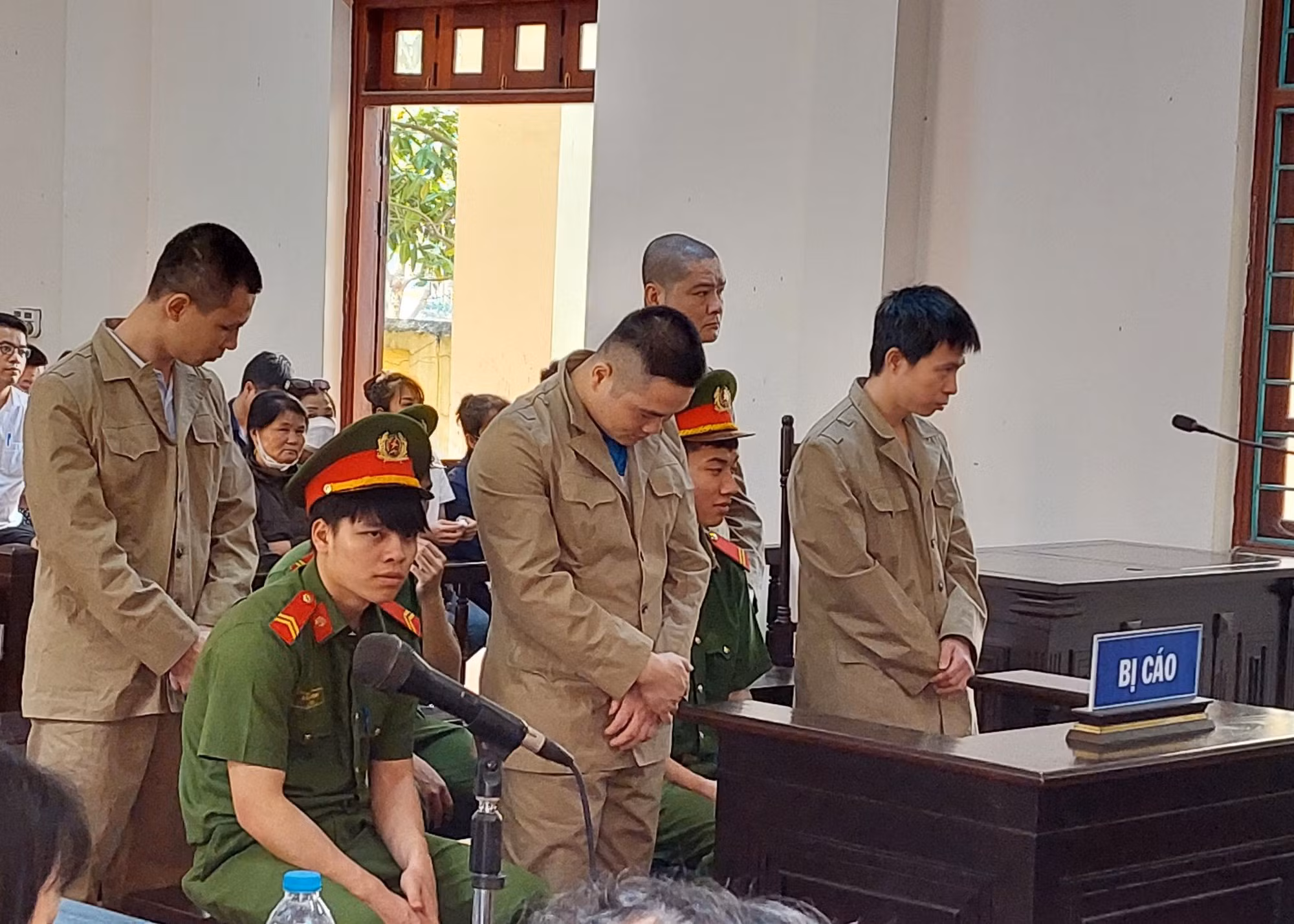 4 bị cáo lĩnh hơn 10 năm tù vì dàn dựng hình ảnh CSGT nhận hối lộ để tống tiền -0