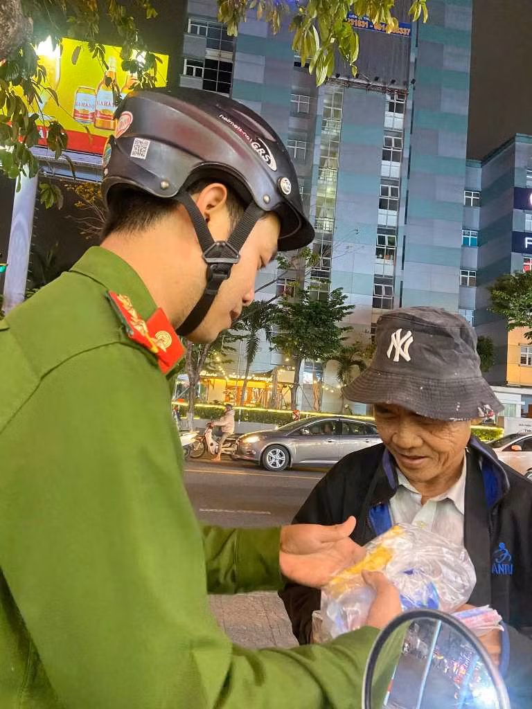 Xúc động “Bát cháo đêm” của các Đoàn viên Công an Đà Nẵng gửi người lao động nghèo -1