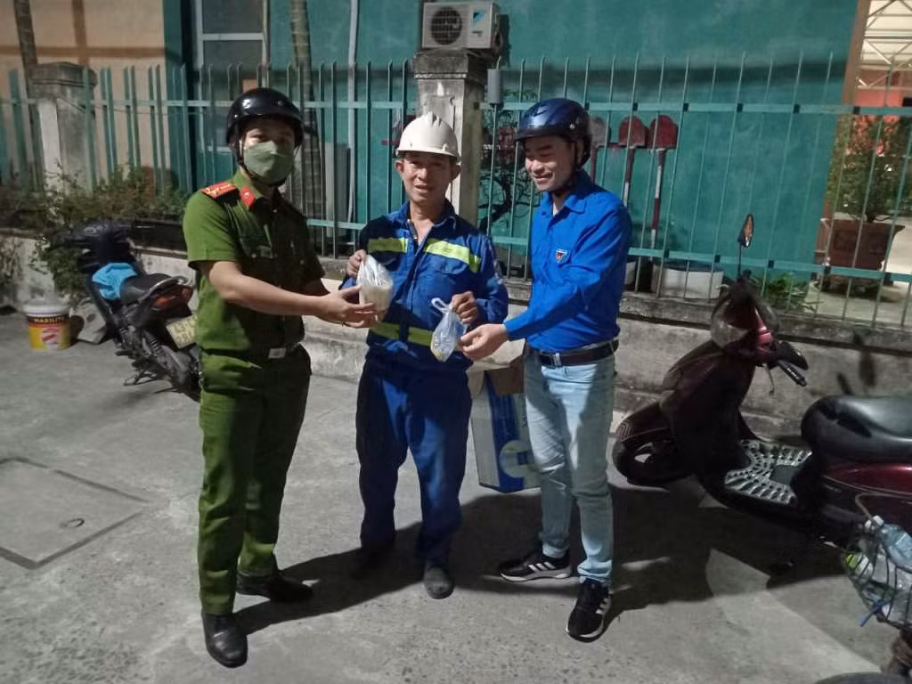 Xúc động “Bát cháo đêm” của các Đoàn viên Công an Đà Nẵng gửi người lao động nghèo -1