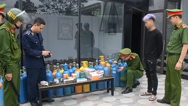 Thu giữ nhiều bình “khí cười”&nbsp;tại cửa hàng Vape Shop 86