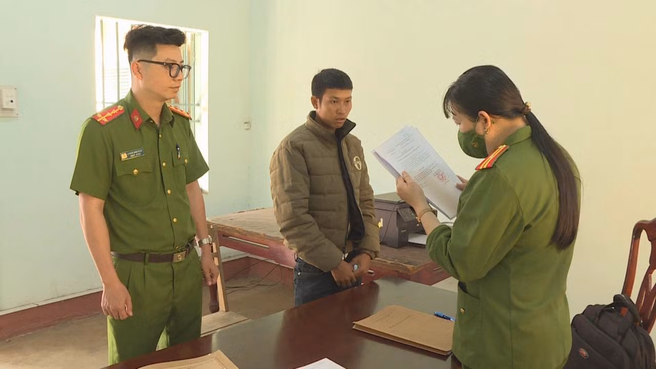 Bắt kẻ chuyên khống chế, hiếp dâm con gái của người tình -0