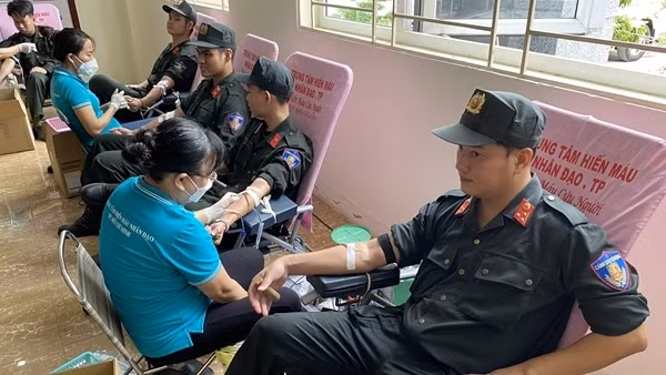 150 cán bộ chiến sĩ tham gia hiến máu tình nguyện