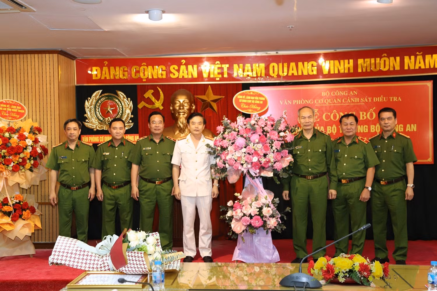 Thứ trưởng Nguyễn Duy Ngọc trao quyết định điều động Phó Chánh văn phòng Cơ quan Cảnh sát điều tra Bộ Công an -0