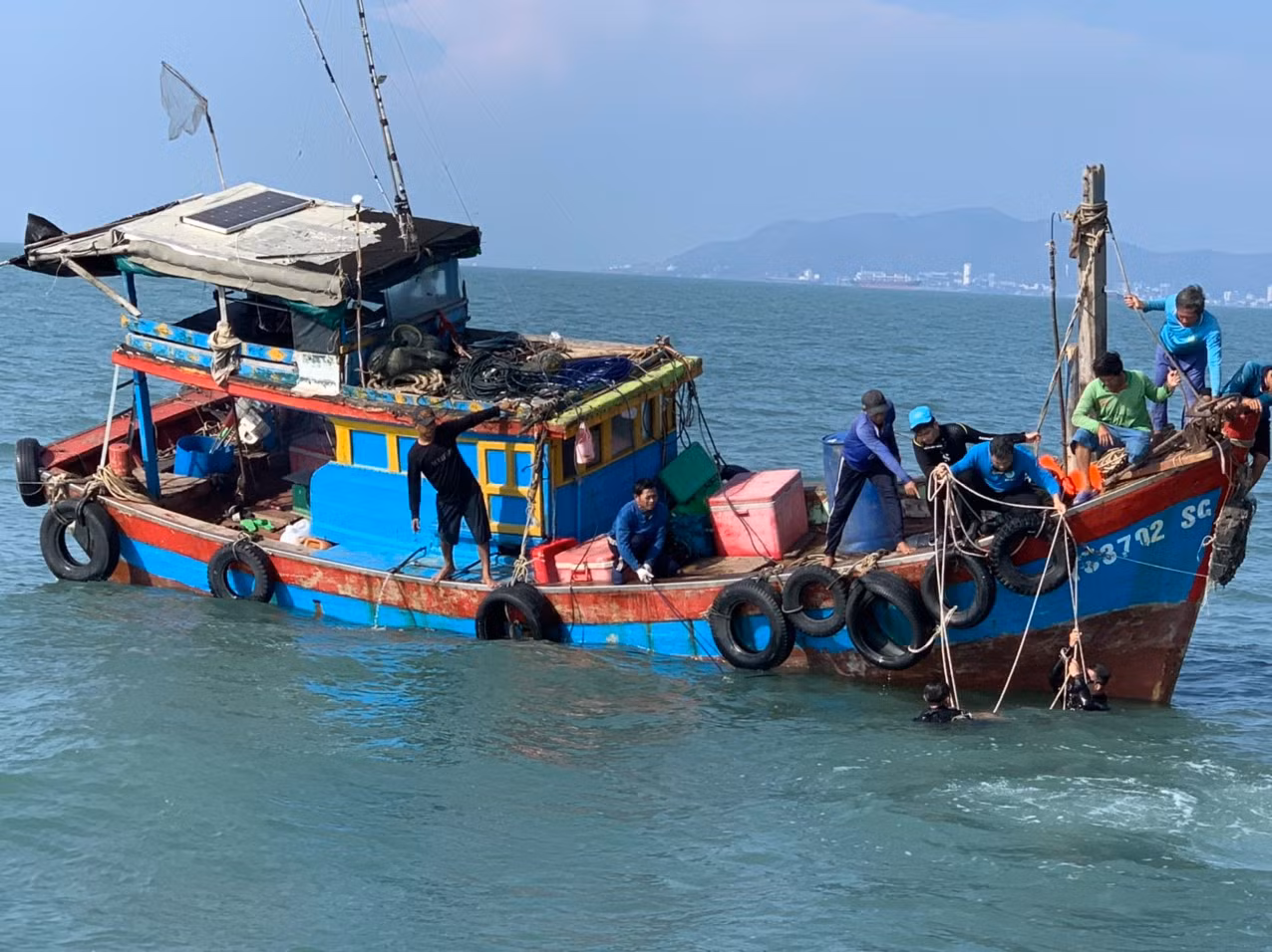 Cứu hộ lặn mò trong&nbsp;khoang thuyền chìm sâu dưới vùng biển Cần Giờ tìm kiếm nạn nhân -0