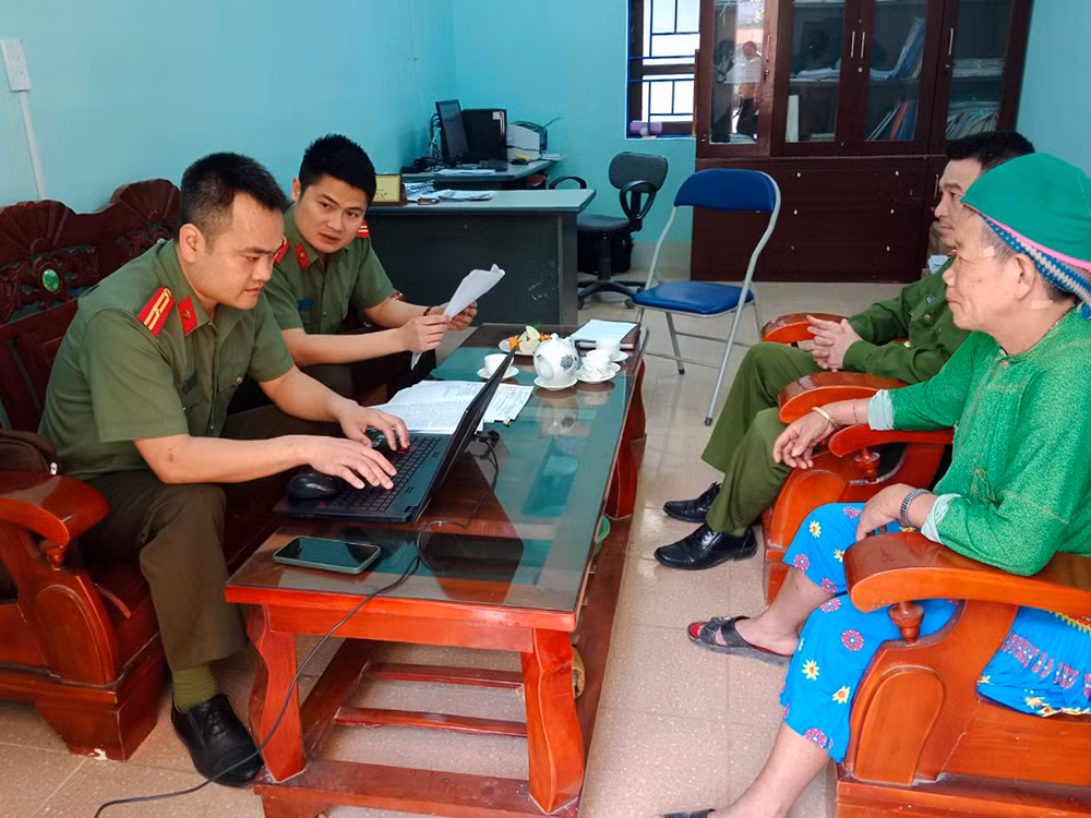 cán bộ phòng an ninh chính trị nội bộ công an hà giang tiếp nhận đơn của bà thào thị mua.jpg -0