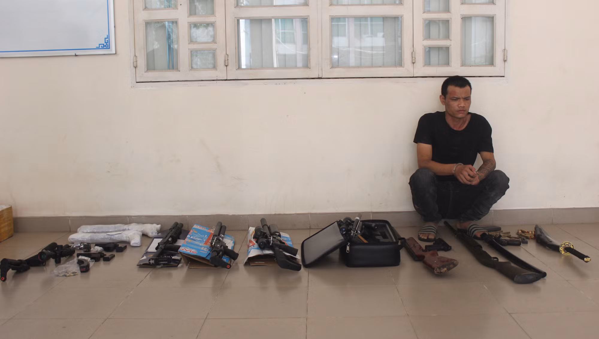 Nhóm đối tượng mua bán, tàng trữ hàng chục khẩu súng -0