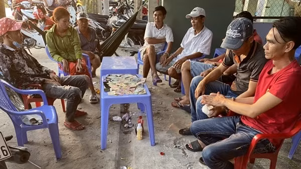 34 con bạc tụ tập trong 2 quán cà phê không tên để đá gà qua mạng