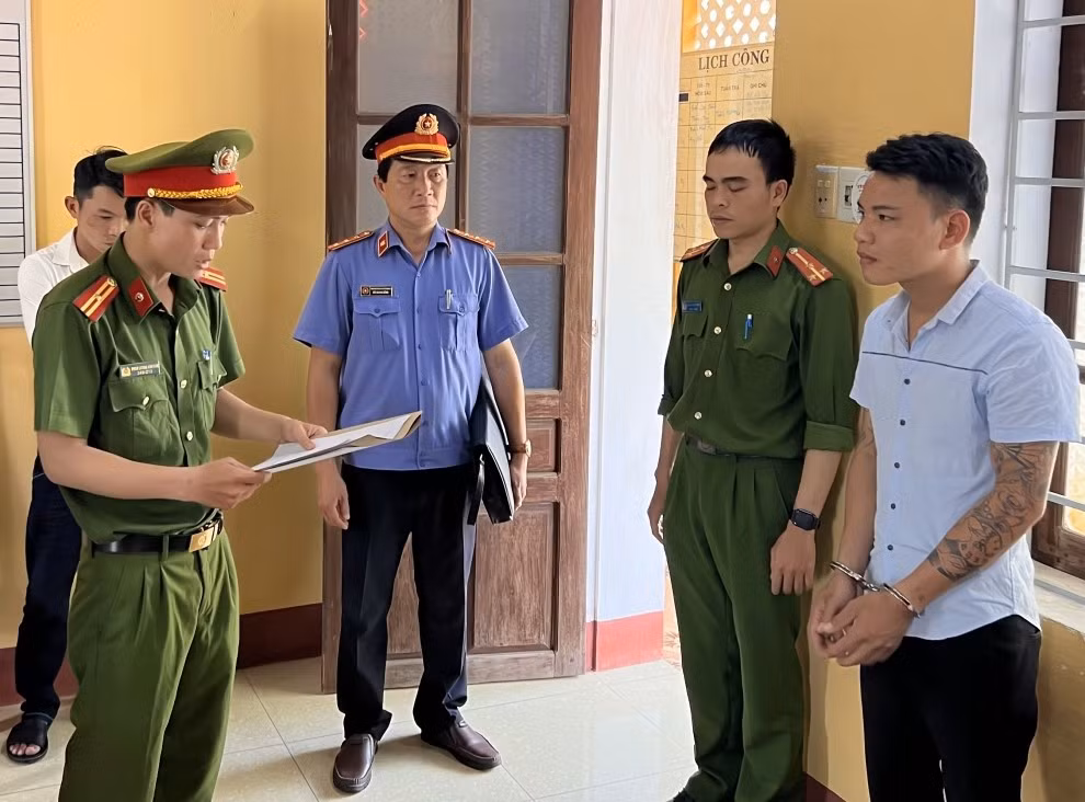 Mâu thuẫn tính tiền karaoke, 2 anh em dùng hung khí chém chủ quán trọng thương -0