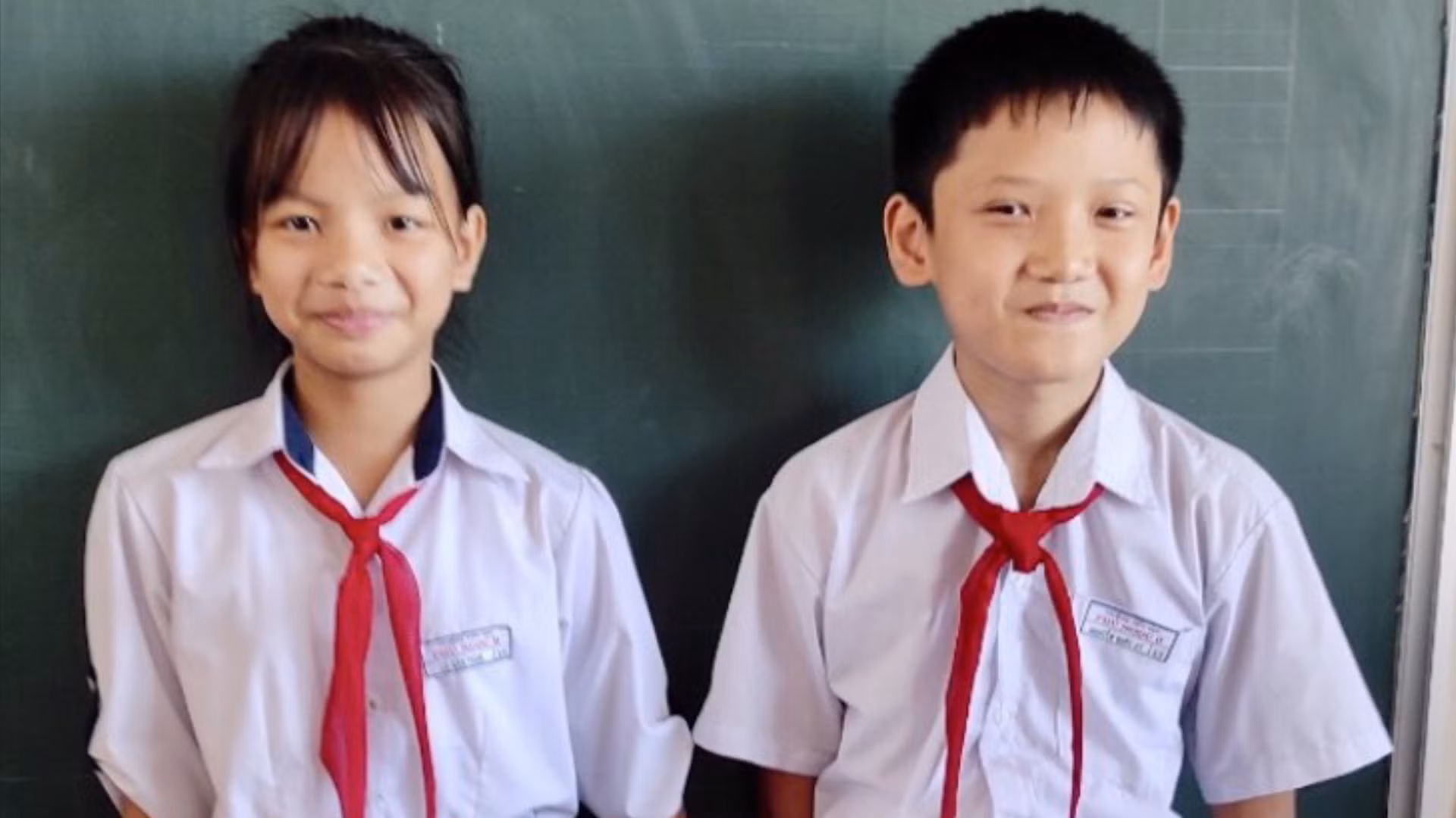 Hai học sinh nhặt được tài sản hơn 100 triệu đồng đem nộp cho nhà trường -0