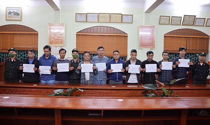 Chánh Thanh tra và Trưởng Ban quản lý rừng phòng hộ huyện Sìn Hồ bị bắt về hành vi đánh bạc -0