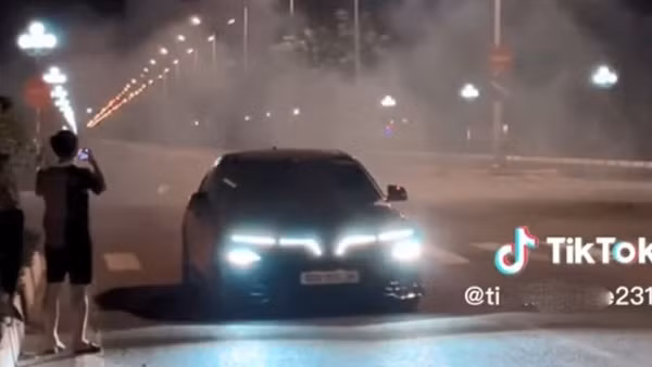 “Biểu diễn” đua ô tô, quay clip khoe trên mạng